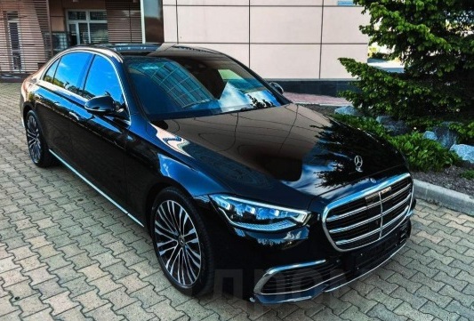 Executive cartoon Mercedes S-Class chauffeur transfer Vienna